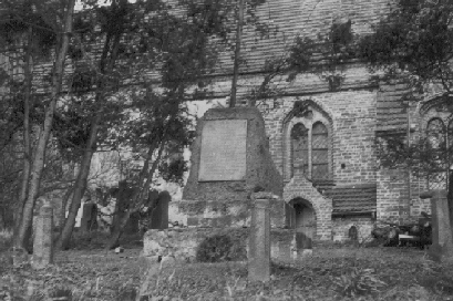 Kirch-Mulsow-700-05-Kirche-Friedhof.png