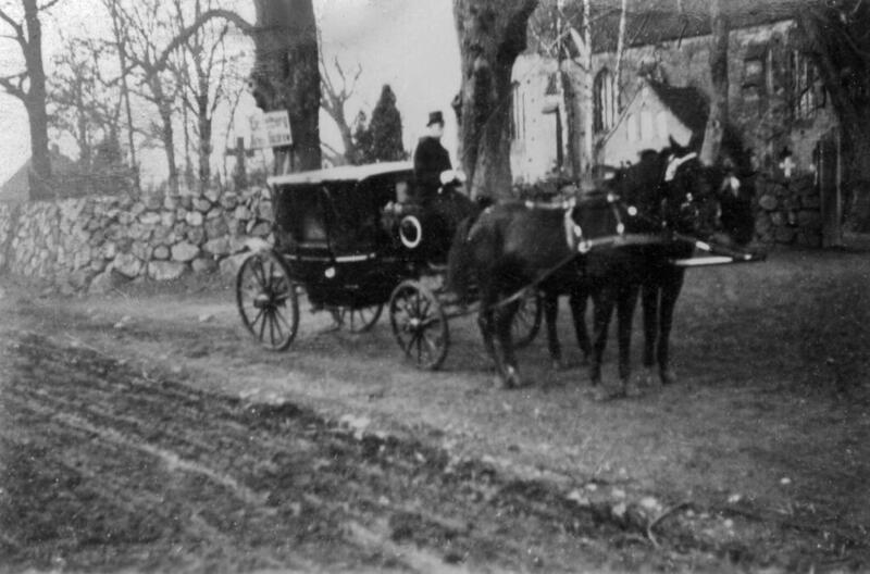 Datei:Eickelberg-Historische Aufname Kutsche vor der Kirche.jpg
