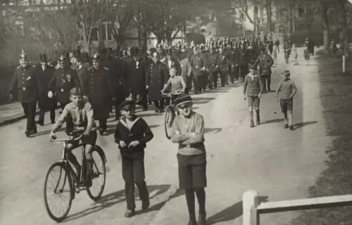 auf dem Weg zum Gottesdienst