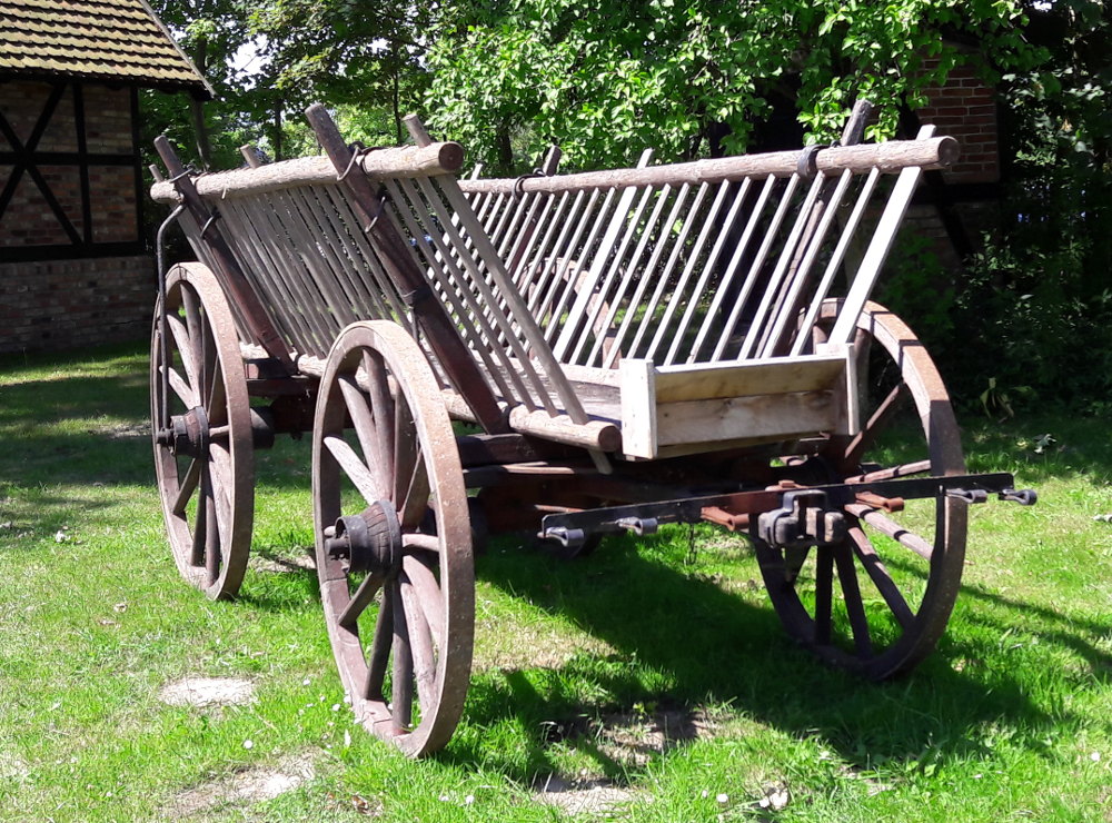 Ein Leiterwagen im Freilichtmuseum in Klockenhagen. Die Rungen waren die Hölzer, die die oberen Seiten der beiden Leitern mit den Wagenachsen verbanden; Internetseite des Freilichtmuseums Klockenhagen