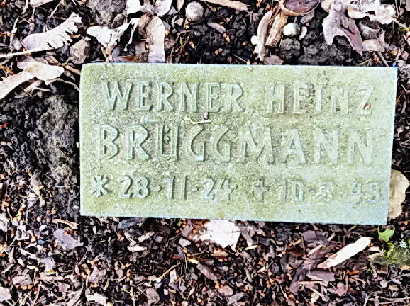Datei:Karbow - Grabstein Werner Brüggmann auf dem Waldfriedhof Altenkirchen, Rheinland-Pfalz.jpg