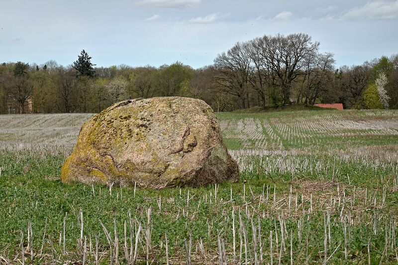 Datei:Hünengräber Pustower Opferstein 2.jpg