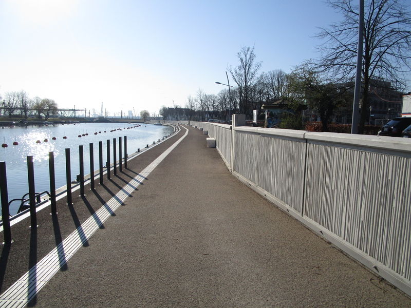 Datei:Sturmflutschutzwand Warnemuende 2020.jpg