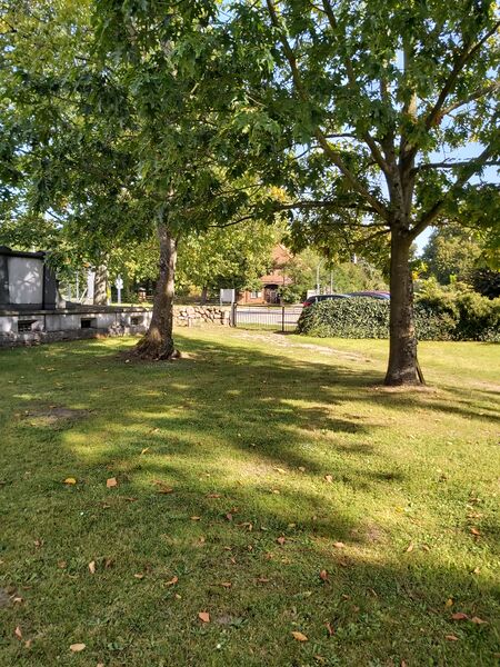 Datei:Zahrensdor.Mausoleum.jpg