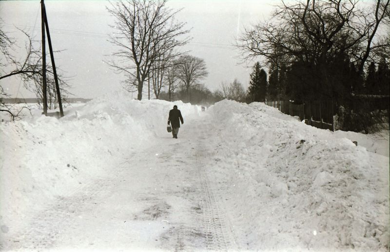 Datei:1979 Willershagen Dorfstraße südöstlich der Post.jpg