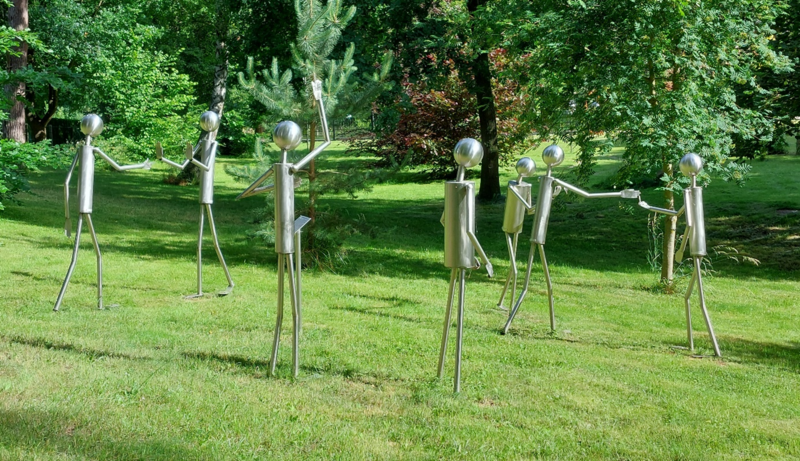 Datei:PetersdfMalchow Park2.png