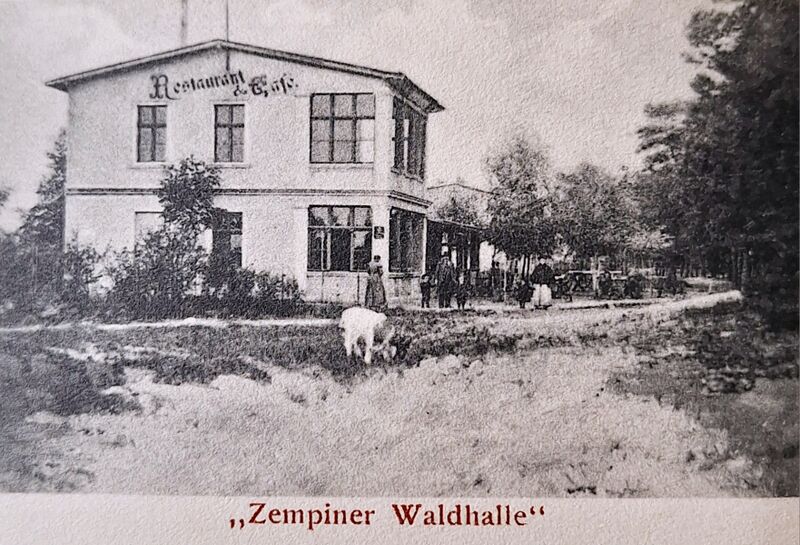 Datei:Zempin-Waldhalle aus Leporello.jpg