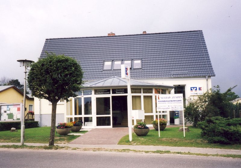 Datei:Gemeindehaus 2004.jpg