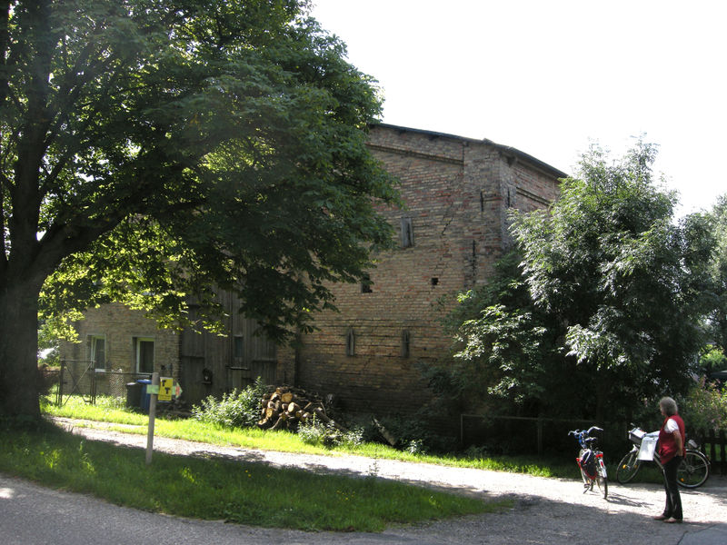 Datei:Moenchhagen Scheune ehemals Hufe 5 2011.JPG