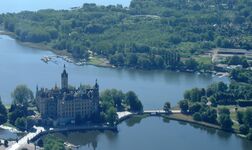 Schwerin-Luftbild 2143 (2000).jpg