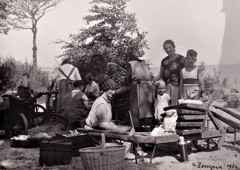 Datei:1934 Fischerfamilie Aalschüre ordnen.jpg