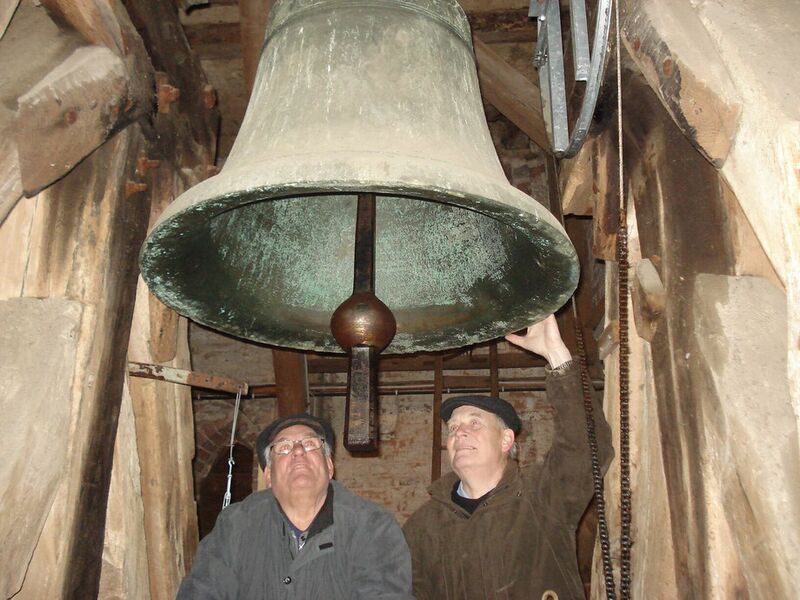 Datei:Vl. Dieter Kölpien und Gernot Moeller unter der Glocke von 1425 in der Pfarrkirche Güstrow.jpg