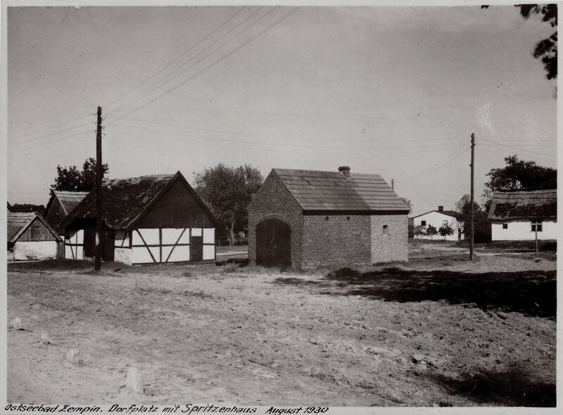Datei:Zempin-Foto-Dorfplatz und Spritzenhaus-August 1930.jpg