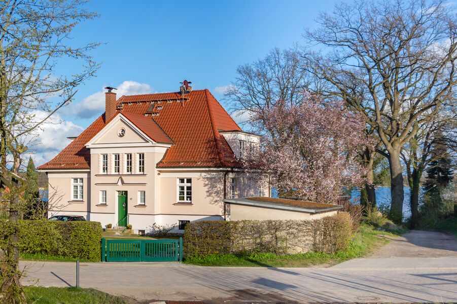 Villa am Seeufer (2017)