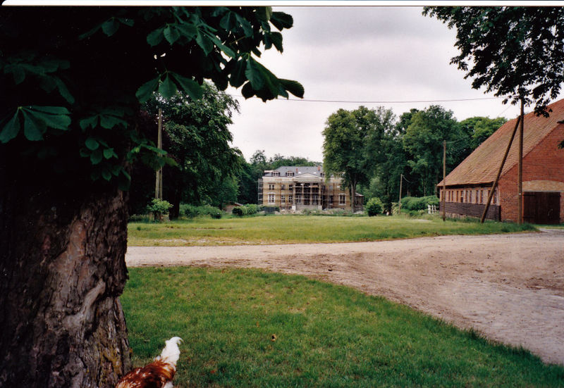 Datei:Tüschow.Hof und Schloss.jpg