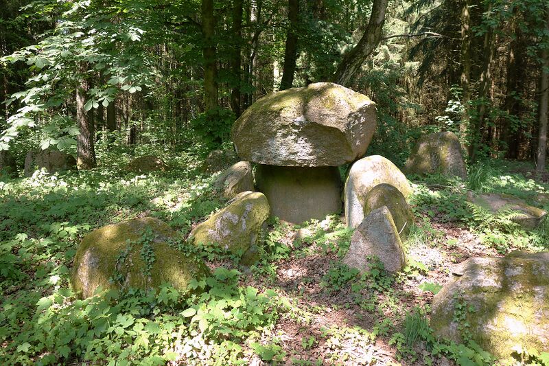 Datei:Hünengräber Stuer 3 5.jpg