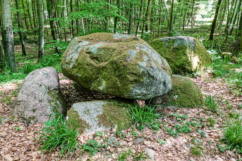 Datei:Hünengräber Waren 1 2.jpg