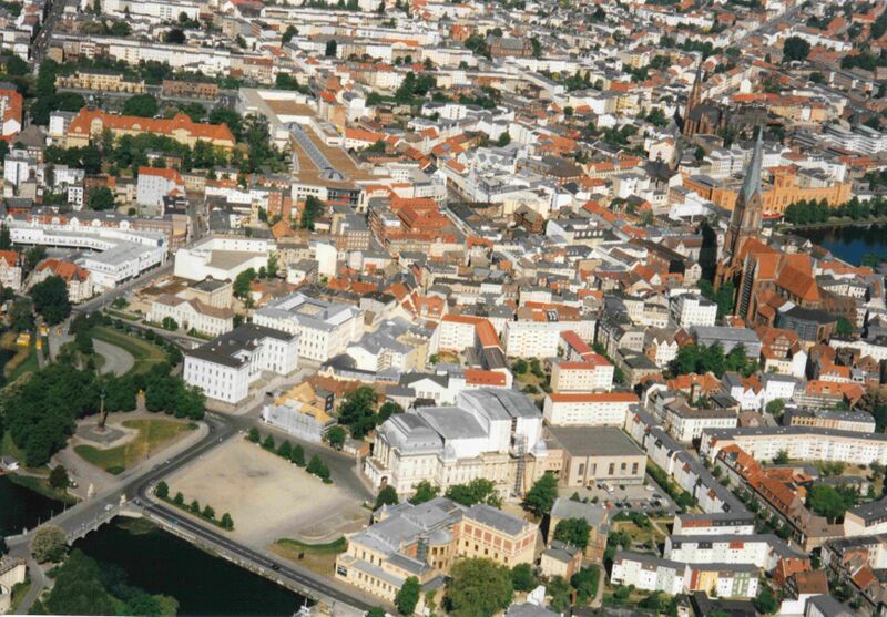 Datei:Schwerin-Luftbild 1141 (2000).jpg