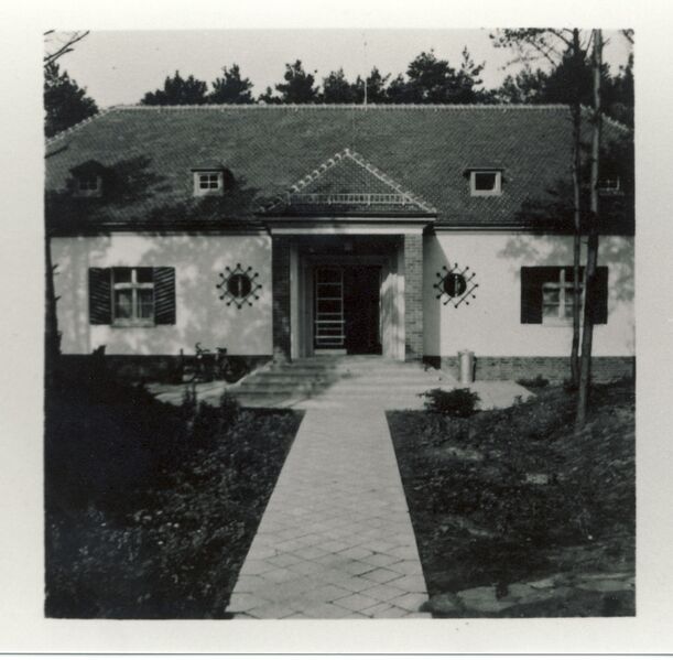 Datei:FLAK Schule Haus Eingang.jpg
