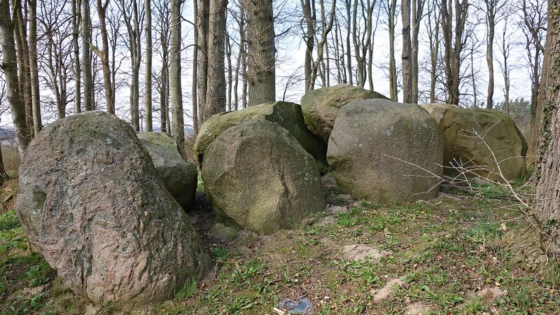 Datei:Hünengräber Hohen Niendorf 2.jpg