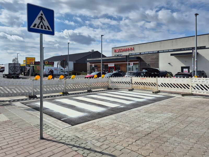 Datei:Zinnowitz-Fußgängerüberweg Möskenweg April 2025.jpg