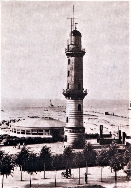 Datei:Wmde Warnemünde Leuchtturm Teepavillon.jpg