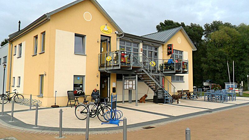 Datei:2013 Zinnowitz Hafen Gaststätte.JPG