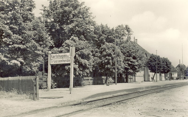 Datei:Trassenheide Bahnhof m Karlshagen.jpg