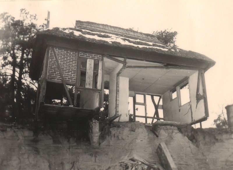 Datei:Zempin 1971 Toilette Abgrund.jpg
