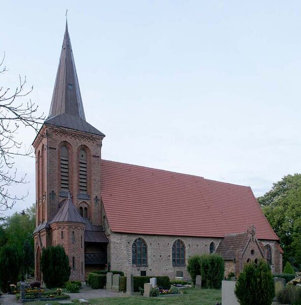 Datei:Rövershagen Kirche a2 von Südwest.jpg