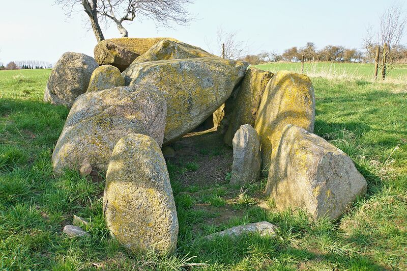 Datei:Hünengräber Mechelsdorf 2 2.jpg