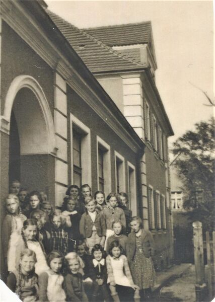 Datei:Zempin Schule seitlich Kinder.jpg