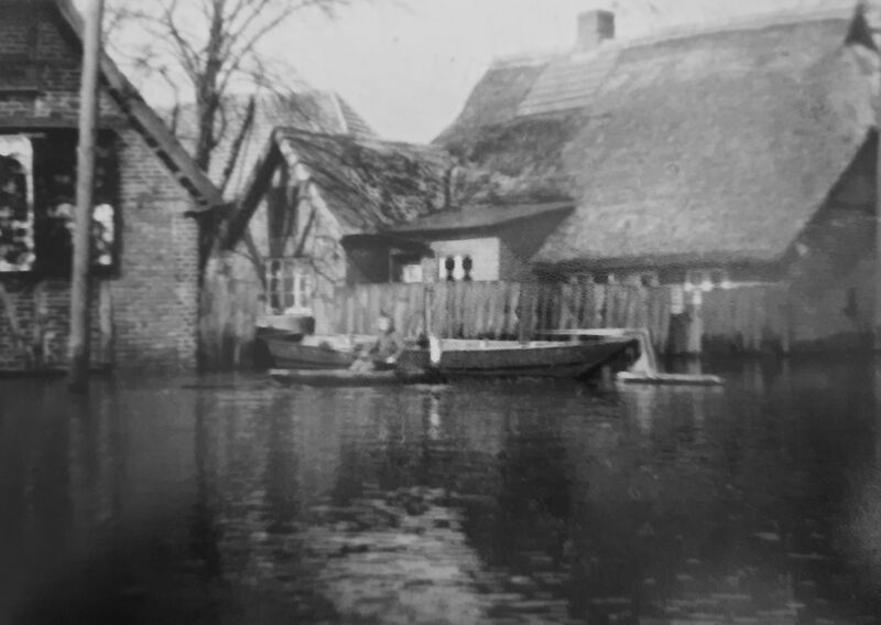 Datei:Bahlen; Büdnerei 1 bei Hochwasser 1940.jpg