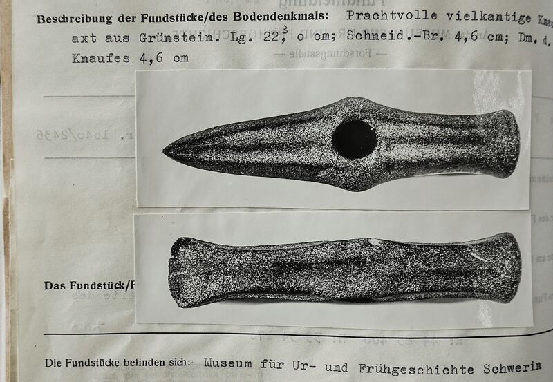 Datei:Goldenbow Steinhammeraxt.jpg