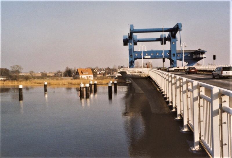 Datei:Wolgast Brücke Blick auf Insel.jpg