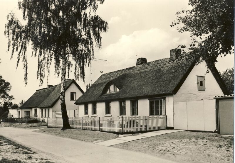 Datei:Postkarte 1981 Dorfstraße nach West.jpg