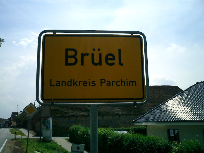 Datei:Brüel-Ortsschild 131 (2004).jpg
