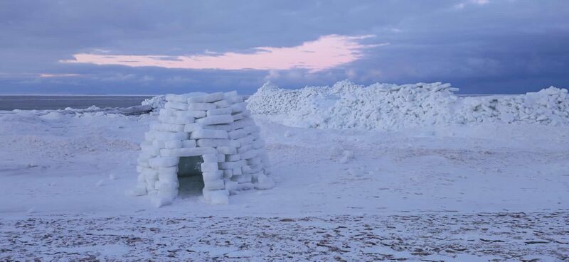 Datei:Eisschollen Iglu.jpeg