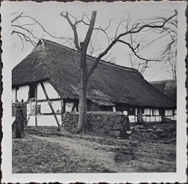 Datei:Goldenbow Hufe4 Scheune.jpg