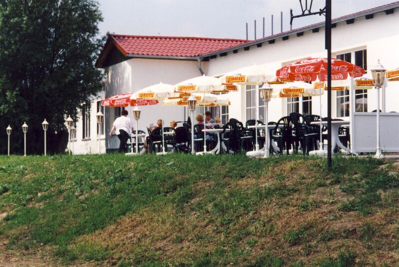 Datei:1996 Inselhof Terrasse.jpg