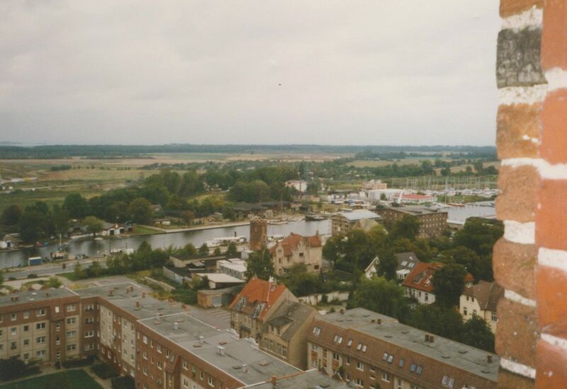 Datei:1998 Greifswald von Marienkirche 1.jpg