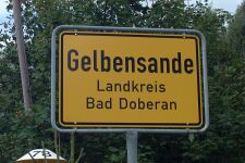 Gelbensande-Ortstafel 747 (2003).jpg