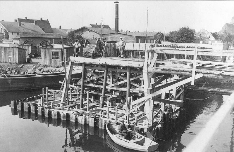 Datei:1933 Wolgast Bau der Brücke.jpg