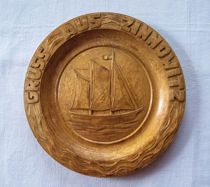 Datei:Zinnowitz-Holzteller Strandburgenwettbewerb 1951 (1).jpg