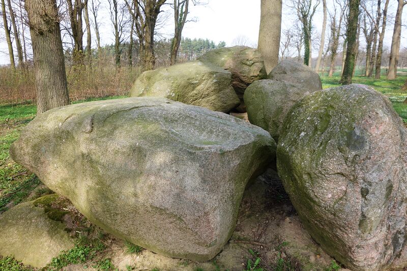 Datei:Hünengräber Hohen Niendorf 4.jpg