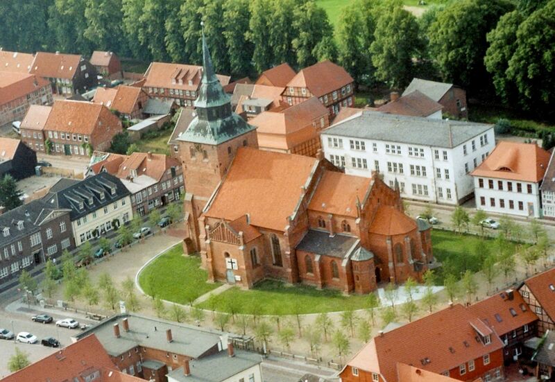 Datei:Kirchplatz neu.jpg