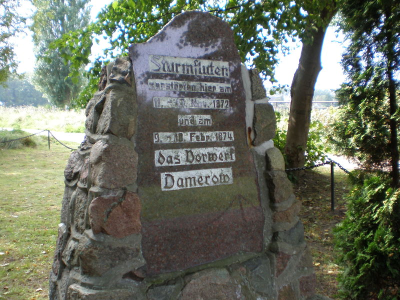 Datei:Denkmal Sturmflut Damerow.jpg