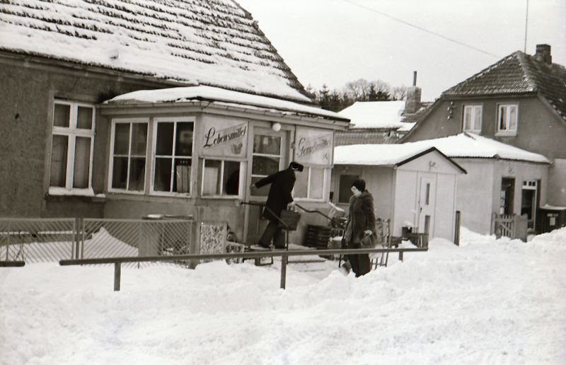 Datei:1979 Gelbensande 03 Dorfkonsum.jpg