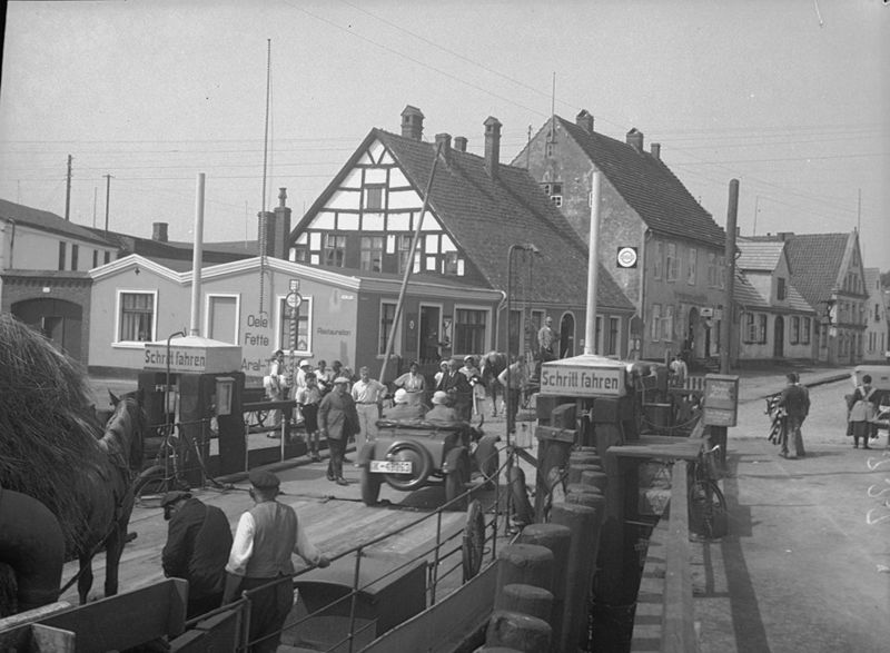 Datei:Wolgast Fähre Pferde.jpg