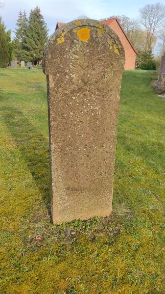 Datei:Trantow Friedhof Grabstein Freimaurermotiv.jpg